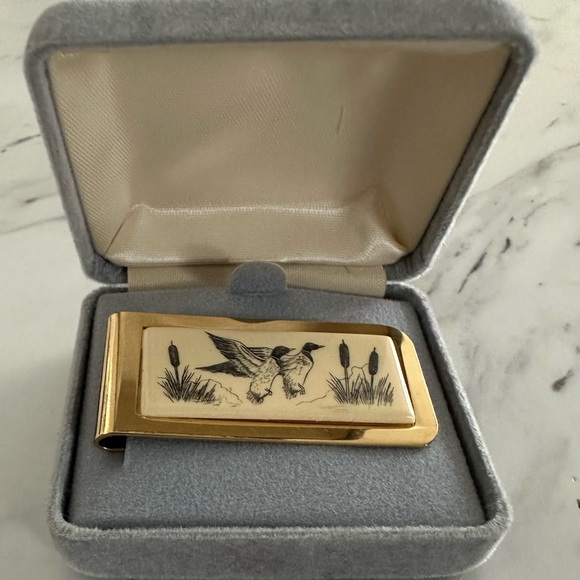 Gold colored Money Clip with Duck Design - Picture 2 of 3